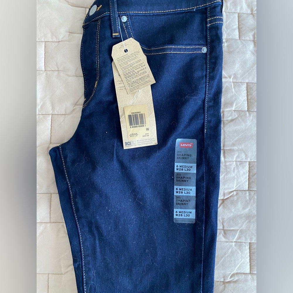Levi’s 311 shaping skinny size medium/6/28